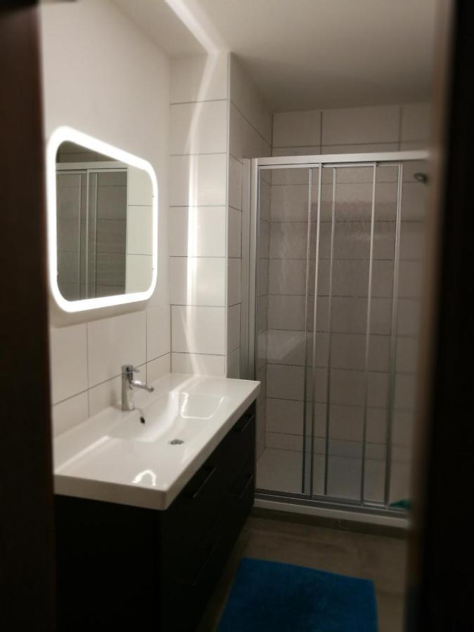 Gemuetliche Wohnung 10 Minuten Vom See Entfernt 젤암제 외부 사진